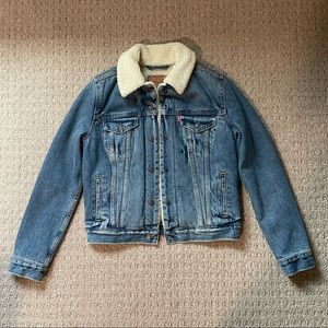 LEVI’S Sherpa Denim Jacket 👖
Size XS